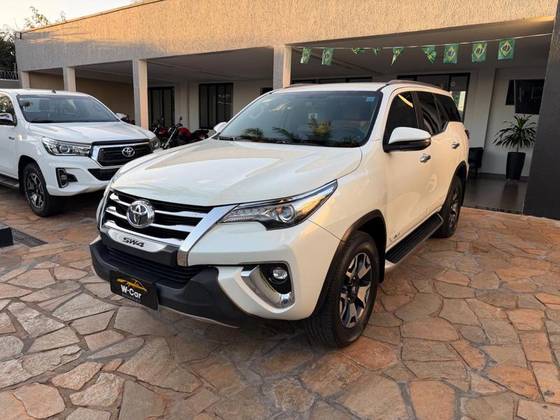 TOYOTA HILUX SW4 2.8 SRX DIAMOND 4X4 7 LUGARES 16V TURBO INTERCOOLER DIESEL 4P AUTOMÁTICO TOYOTA HILUX SW4 2.8 SRX DIAMOND 4X4 7 LUGARES 16V TURBO INTERCOOLER DIESEL 4P AUTOMÁTICO
